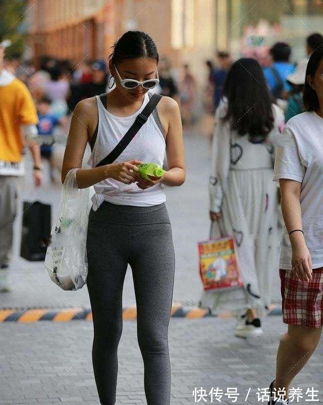 打底裤 枣红色衬衣搭配黑色打底裤,色调偏低调,产生靓丽的效果!