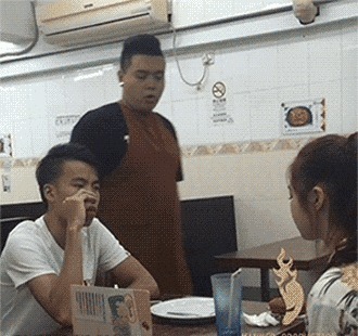 |搞笑GIF:走路玩手机后果很严重 原谅我不厚道的笑了