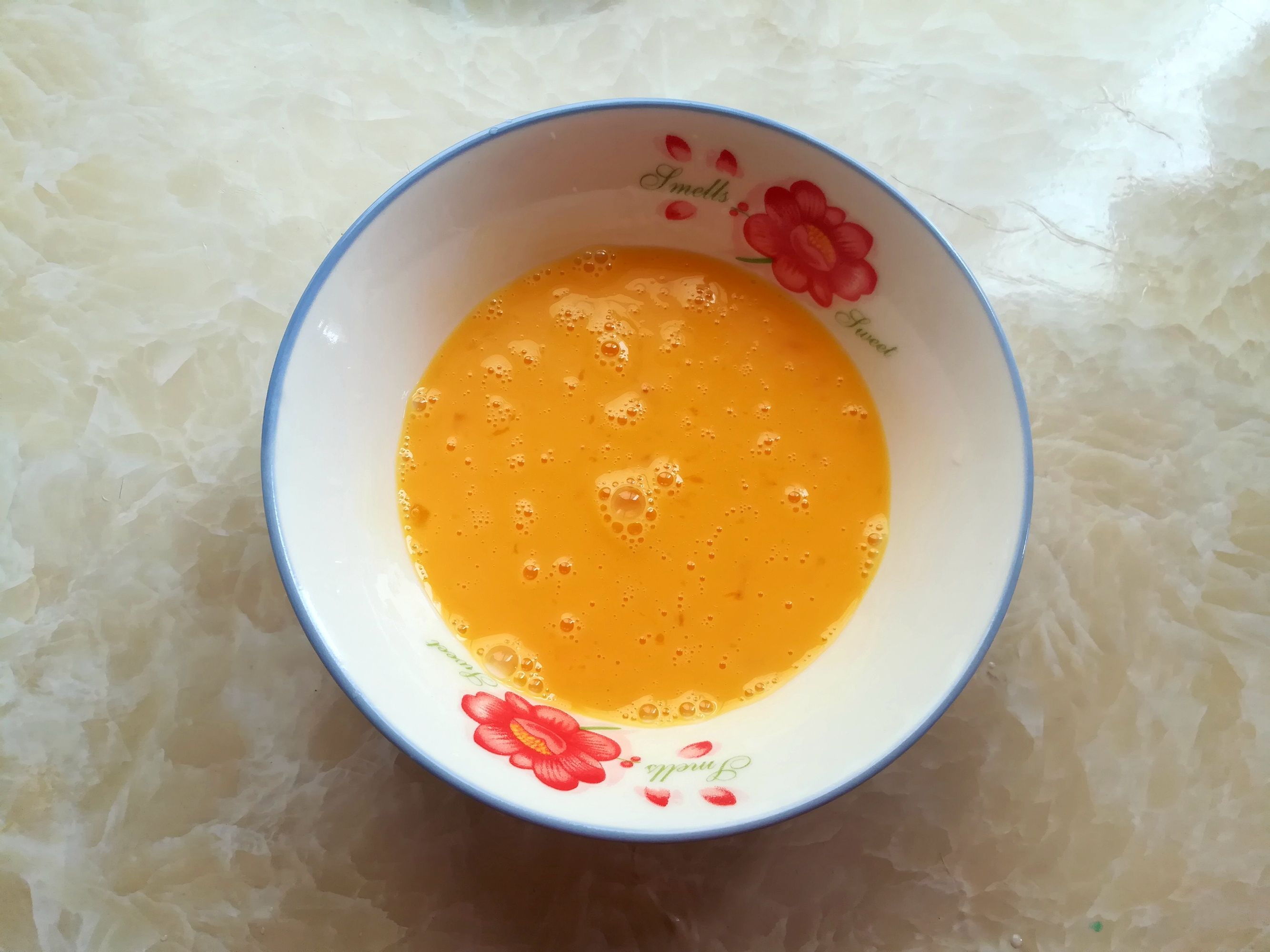 鸡蛋牛奶是绝配，上锅蒸8分钟，香嫩细腻营养高，孩子天天都想吃