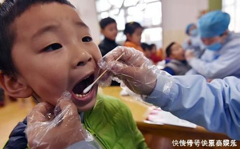 母乳喂|2岁孩子有了小黑牙,可能和糖果无关,跟爸妈的这些坏习惯有关