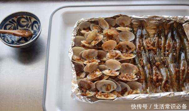 海鲜|半斤鲜虾,半斤花蛤,1把金针菇,烤出“海鲜大咖”,吃得超过瘾