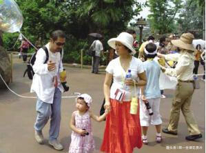 這就是生活|張國(guó)立鄧婕養(yǎng)女首次曝光，一家三口其樂(lè)融融，攜手共度，相濡以沫