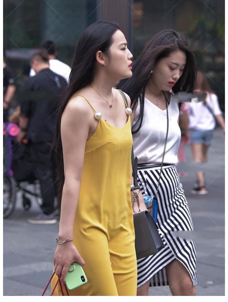 吊带|V字领吊带连衣裙搭配高跟鞋，端庄优雅，尽显无限美好风格