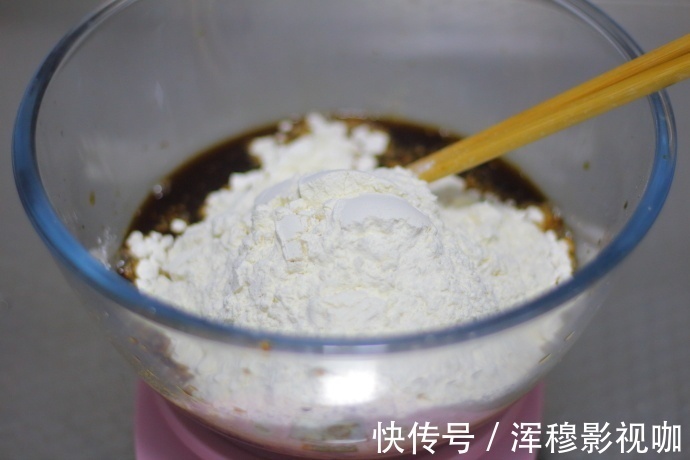 面粉只会做包子馒头不如做成发糕,一拌一蒸,又松软又香甜