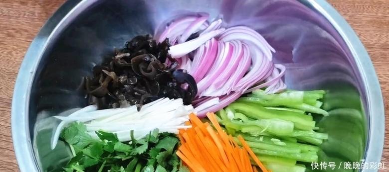 老虎菜怎么做才好吃,原来是有技巧的,看饭店大厨是怎么做的