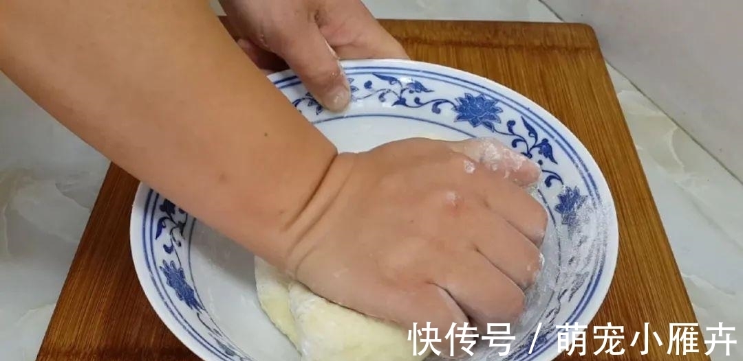 面粉|面粉别蒸馒头了,加2个鸡蛋,外皮焦脆不油腻,学会都能摆摊了