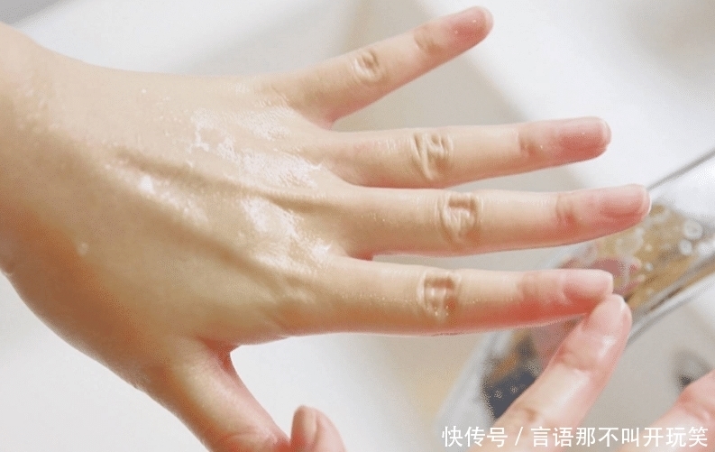 冬天|到了冬天,双手变得干燥怎么办啊?只涂护手霜有用吗?