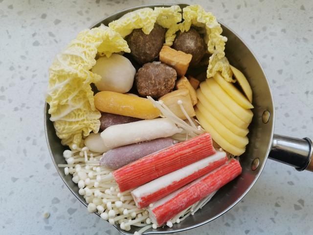 10分钟做一锅懒人部队火锅，不用等无油烟，太适合冬天吃了