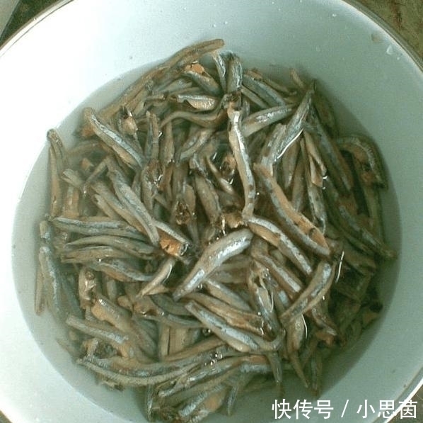 鱼仔干|大热天的, 我炒了这个菜, 香极了, 下饭也下酒, 老公一人吃了一锅米饭