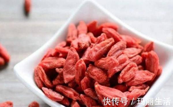 一步之遥|提个醒吃枸杞时别碰此物，吃了就是在找病受，如今知道还不晚