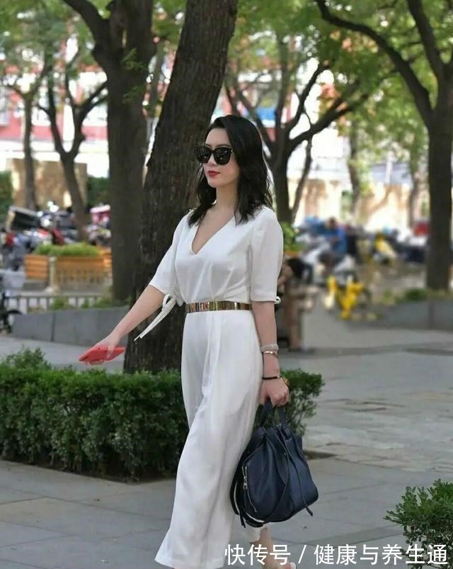 连衣裙 时尚俏皮的连衣裙穿搭呈现时髦气息,展现英姿飒爽,气质不凡!