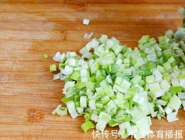 江一舟|蒸包子,记住不要直接上锅蒸,大厨教你一招,包子蓬松暄软不塌陷