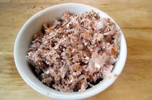 鸡蛋壳于养花而言，就是理想的防御工事、养分、容器