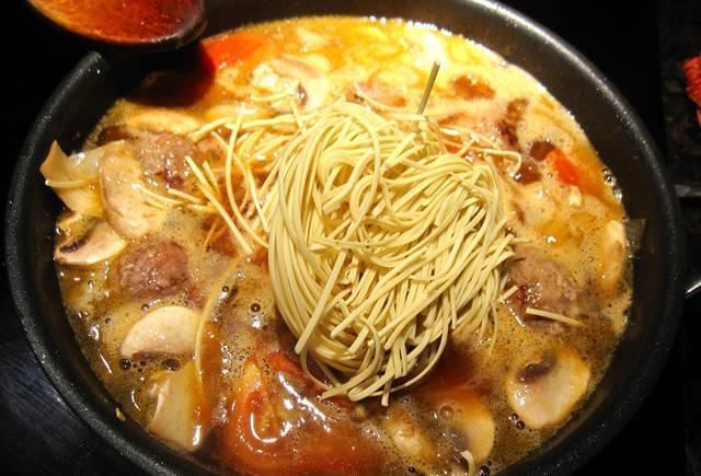 好吃|肉丸和面条一起做,原来这么好吃,我家一周吃5次,上桌汁都不剩