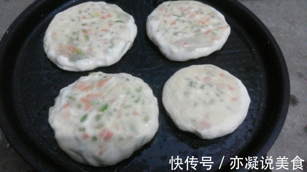 在家制作青椒火腿馅饼，味道鲜美，营养健康