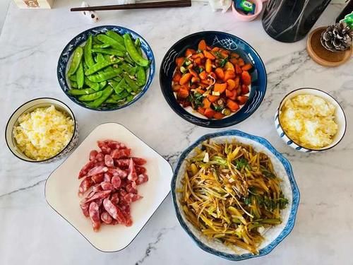 晒晒我家的冬日晚餐，4个菜快速上桌，清爽好吃，网友：太素了