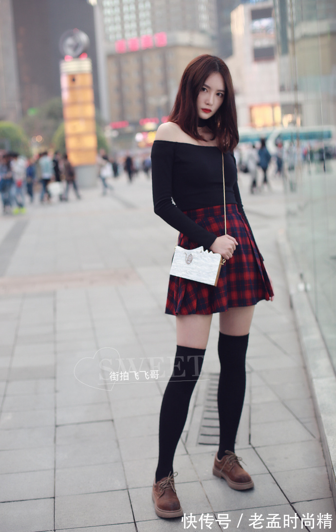 街拍,露肩装搭配格子裙,性感与魅力并存!