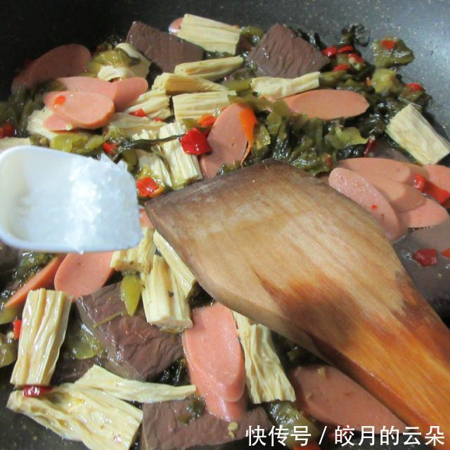 放在案板上|酸菜烧鸭血,酸爽过瘾,十分下饭