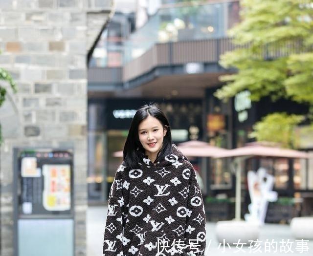 |搞笑段子:在结婚登记处碰到俩刚拿完证的小青年