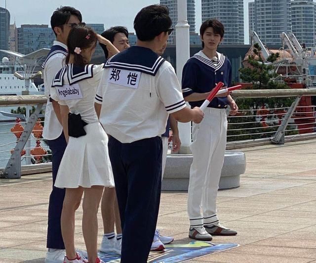 人品 吳宣儀超短裙參加《跑男》,注意旁邊蔡徐坤的手,真實人品藏不住