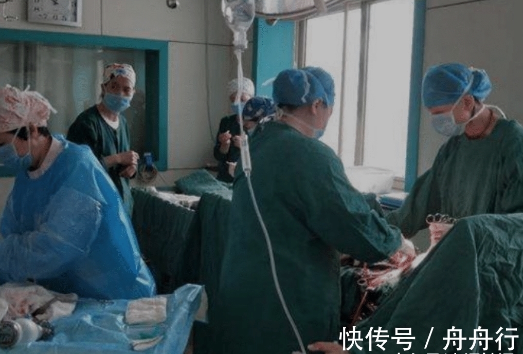 孩子|孕妇顺利生下男婴,产房外家人喜出望外,看到孩子后无人敢抱