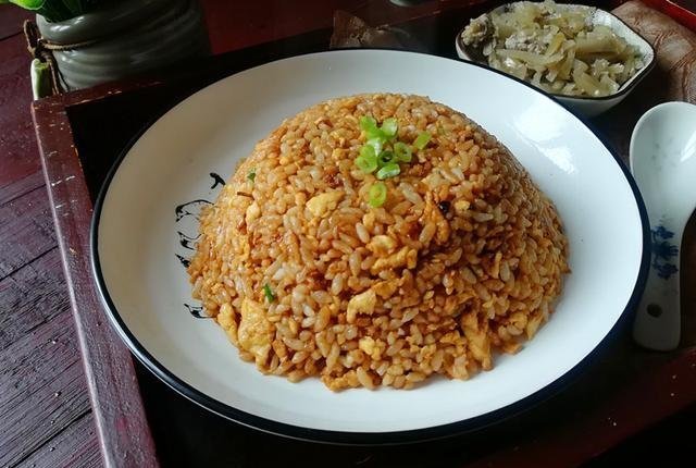 早餐不用出去买，用剩米饭加上它，十分钟做出诱人特色早餐
