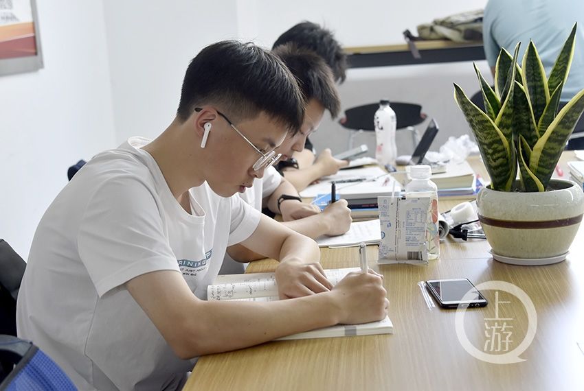 纳凉读书两不误 图书馆成学生暑期打卡新地标|高温·生活 | 暑期