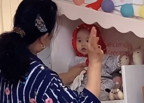萌娃|姥姥“仙气飘飘”式带娃,这大概是我见过最值钱的“摆件”