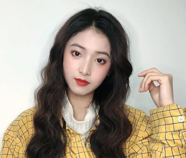 蓬松|厌倦“黑长直”发型不用卷发棒的教程,10分钟拥有蓬松卷发