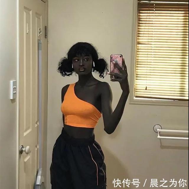 非洲女孩|非洲女孩热爱健身，被誉为“刚果黑珍珠”，前凸后翘遭键盘侠嘲讽