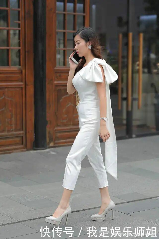 今年新兴的“连体裤”,遮肉又显瘦,如此搭美翻了!