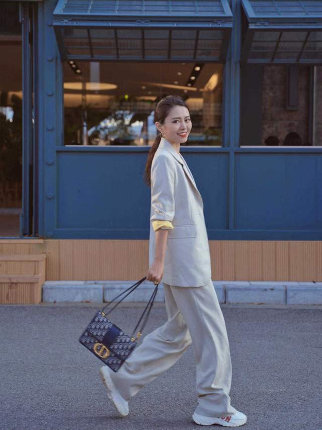 职场|小个子如何穿出“职场”范？一身灰色西服套装精致干练，显高显瘦
