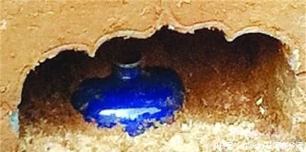 仰天大笑|被盗古墓挖出蓝色酒瓶,价值几十亿,专家仰天大笑!