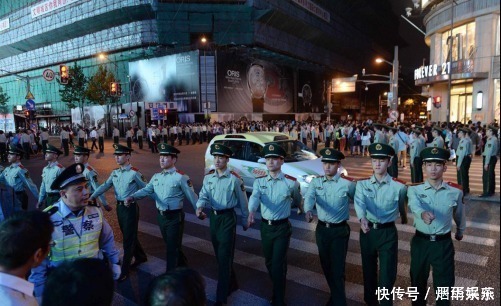 中国最牛步行街，街上武警24小时执勤，外国游客：安全感爆棚