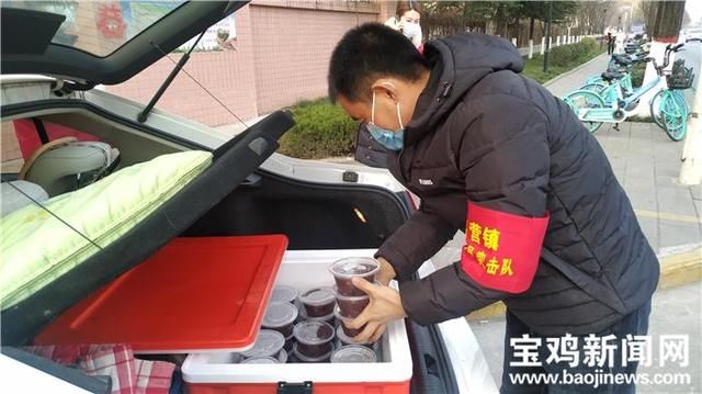 杨建明|宝鸡渭水苑社区：爱心腊八粥送给疫情防控人员