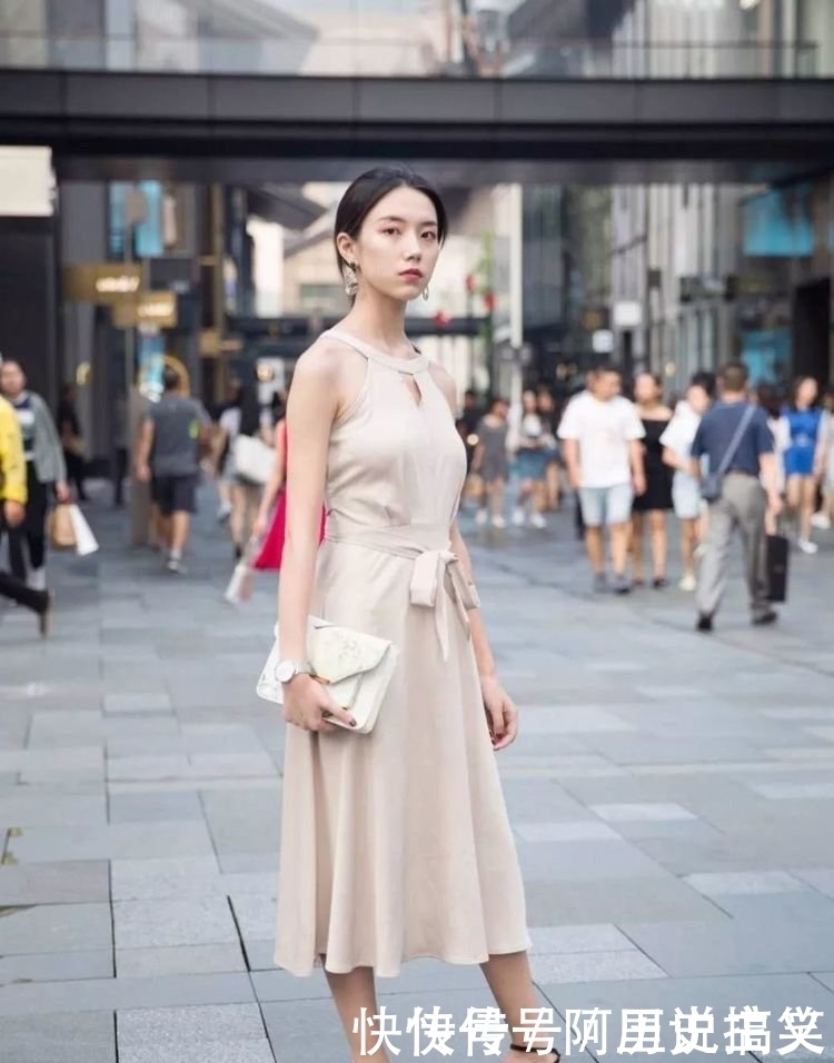 小姐姐|街拍:高腰紧身针织衫搭配牛仔短裤,一看就是个很懂搭配的女生