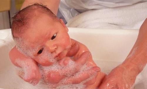 生病|孩子生病老人这样给娃“洗澡”,医生怒斥差点丧失“生育”能力