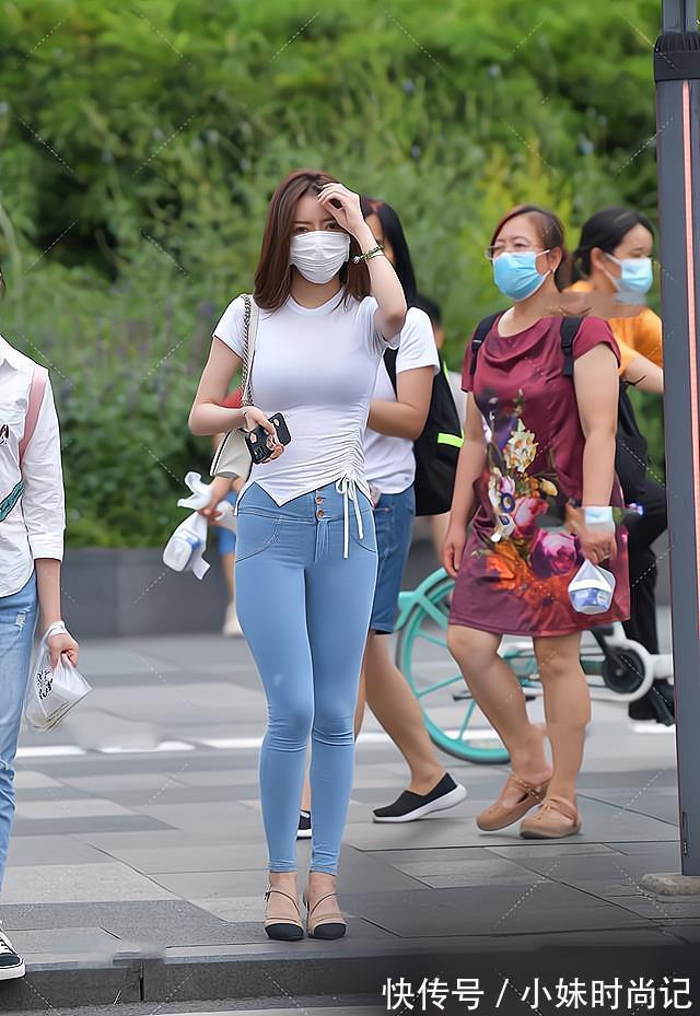 休闲 褶皱T恤搭配无痕牛仔裤,休闲中又不失时尚美感,可盐可甜