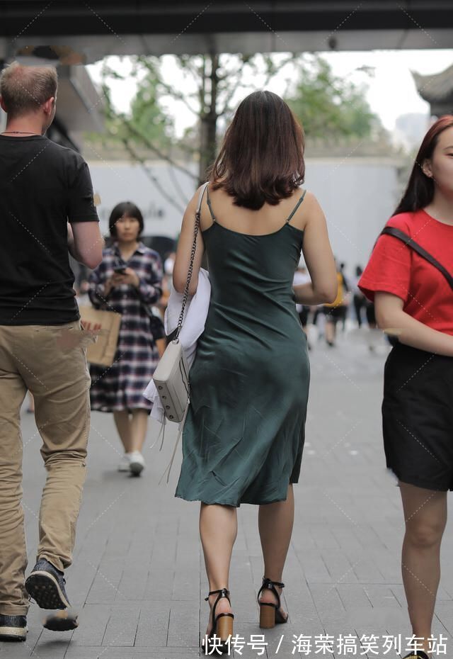 吊带 白色吊带与背带裤的穿搭,整体效果非常惊艳,衬托出你的完美身材