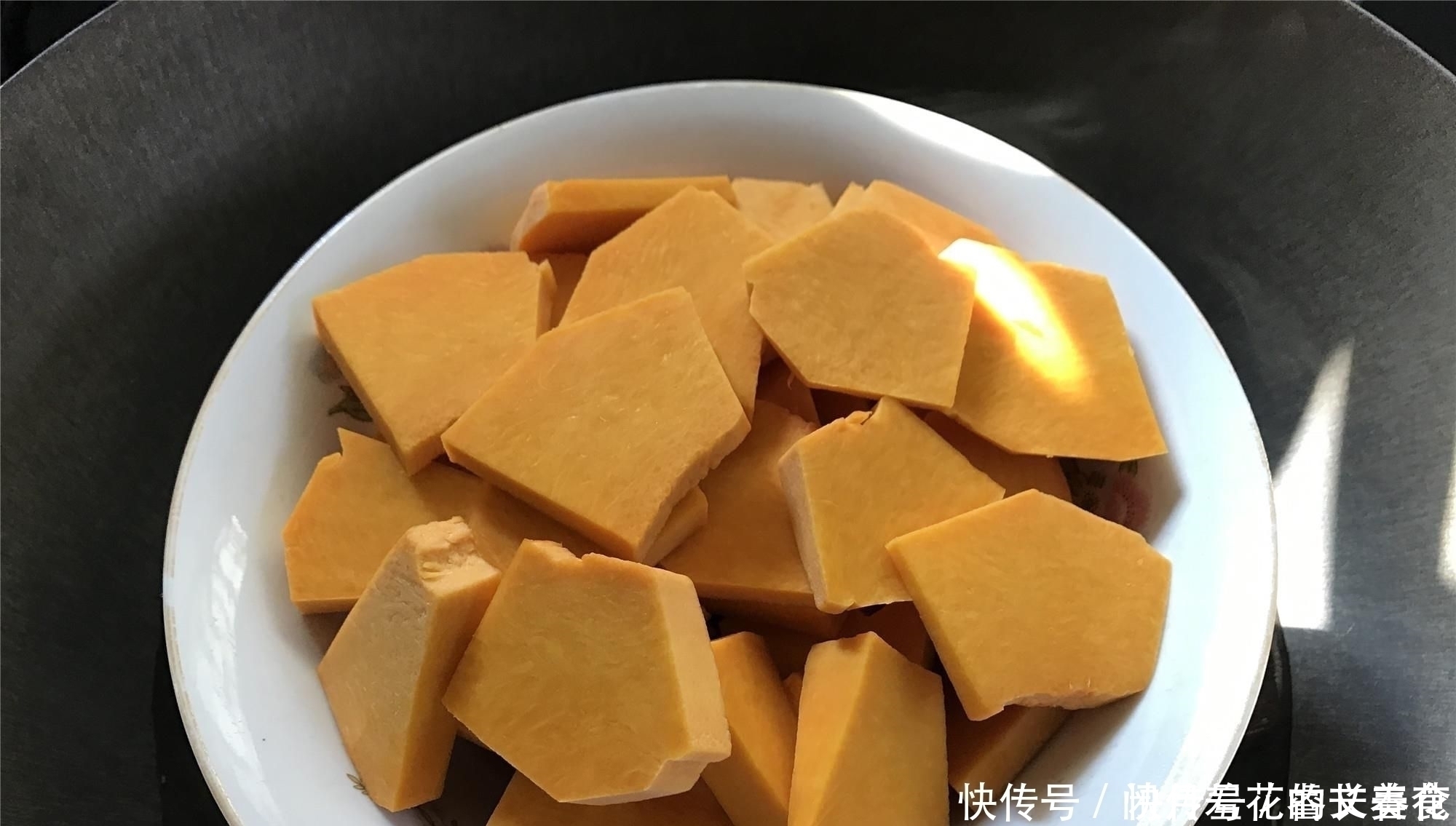 烤箱|南瓜新吃法,不用面粉,不用烤箱,软糯香甜,比蛋糕简单还好吃