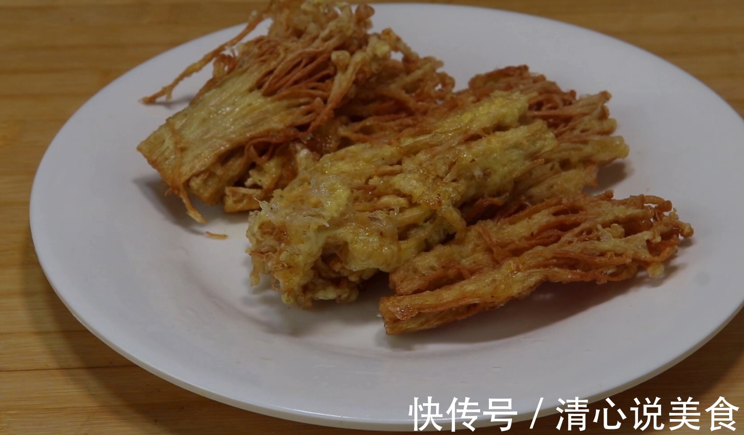 金针菇里淋3个鸡蛋液,居然这么好吃,拿红烧肉都不换,太香了!