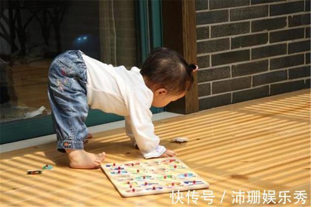 脊椎|宝宝没到这个月龄最好不要坐婴儿车,脊椎可能会受伤,父母别大意