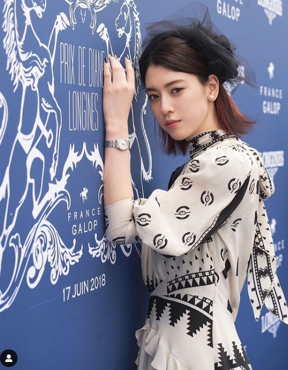 在这方面,三吉彩花的情史似乎比较简单,唯一被报道过的只有三浦春马.