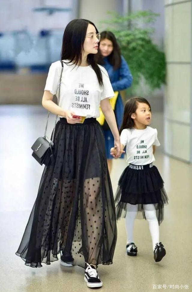 淑女风|浅色的毛绒上衣搭配蓝色牛仔裤,看上去很有淑女风的样子