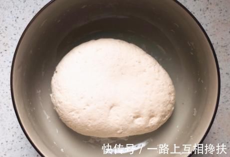 松软|烙馅饼和面时，用上1招窍门，烙出的饼酥脆松软，放凉也不发硬