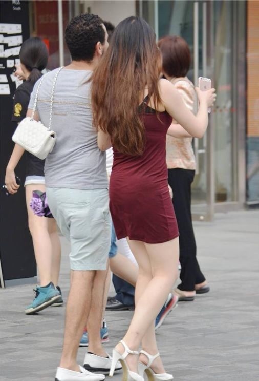 修身长裙 深灰色修身长裙,上身舒适,时尚大气