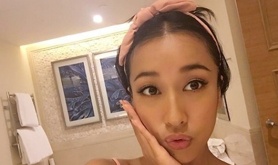 吉克雋逸首次曬出自己的家,家里隨便一張椅子,上面都有繡花雕刻!