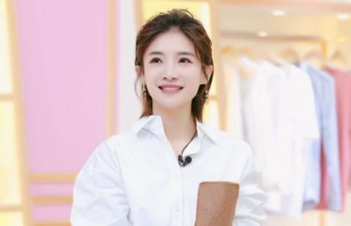 蔡紫和央视全新节目风格契合，受邀担任主持人，冠军没白拿