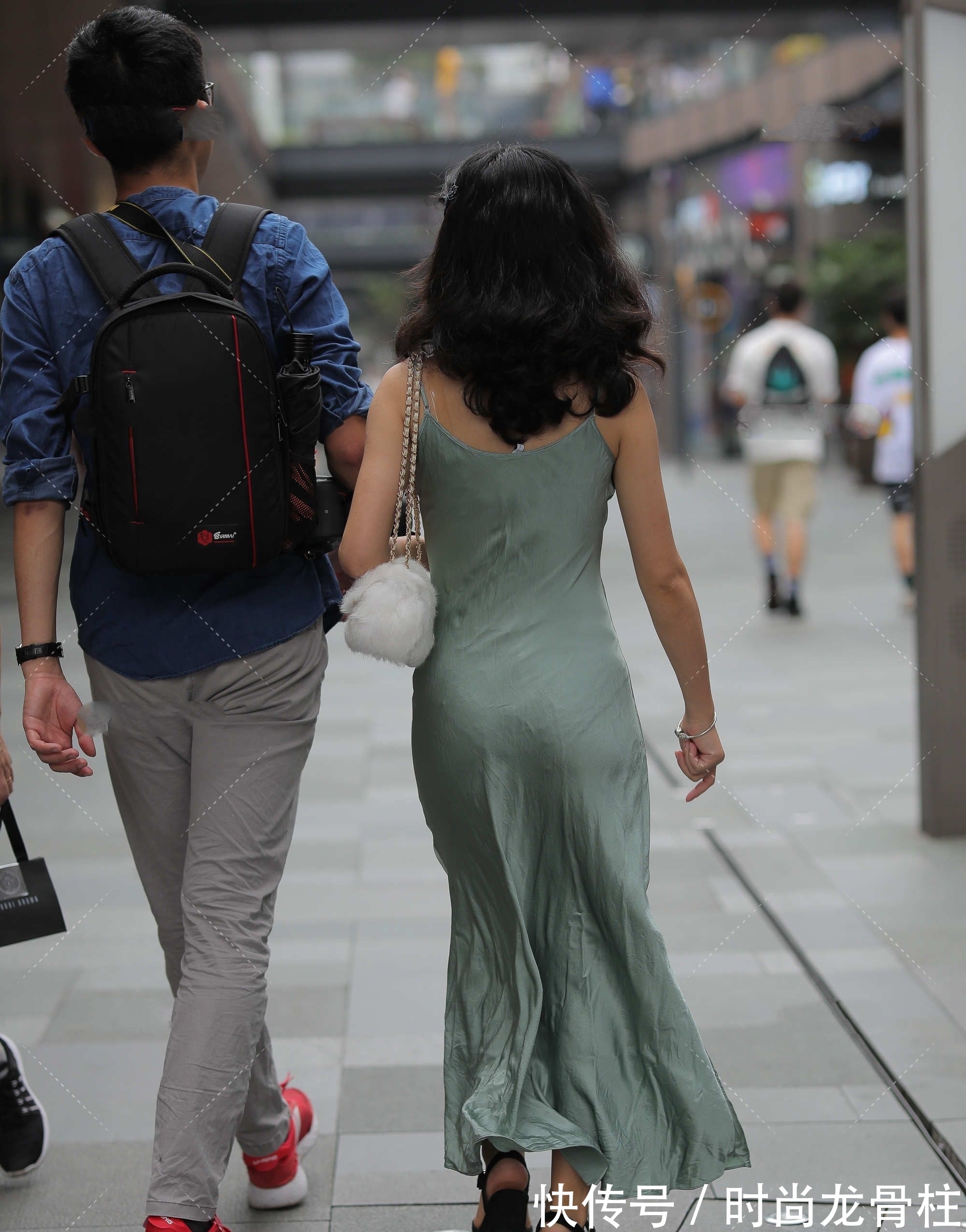 淡青色真丝长裙 搭配白色珍珠包 也太显高级感了吧 粉紫色 淡青色真丝长裙 搭配白色珍珠包 也太显高级感了吧 粉紫色