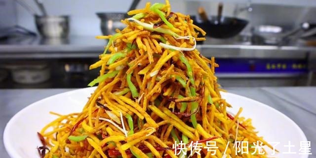 干煸土豆丝的家常做法,干香酥脆,麻辣可口,全家都爱吃!